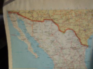 　この地図が示す通り、リオグランディの南がメキシコ。その本土は全体に山国。そのためメキシコシティやグワダラハラなど、大都市は海抜1マイルの、高所に造られてきた。 　左側に長く突き出た半島が、バハ･カリフォルニア。今年のお勧めは、この最南端への旅だ(State Farm Road Atlasから）